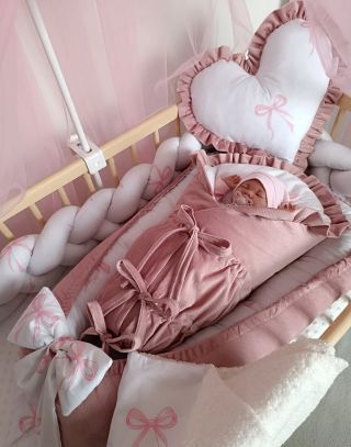 Kolekcia Ružové mašličky je dokonalo zladená. Páperová retro zavinovačka má ručne riasený volán a je vhodná od narodenia...