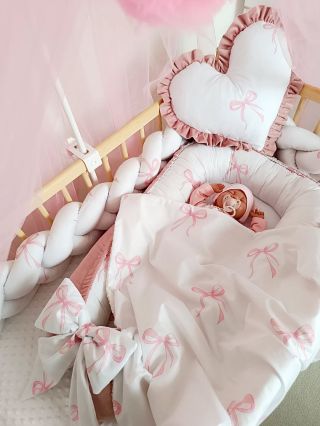 Barančeková deka s Ružovými mašličkami je vhodná na chladnejšie obdobie 🎀 Hniezdo s mašľou má plochu na ležanie 70 cm a je...