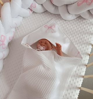 Dizajnová osuška s kapucou s ružovými mašličkami. Extra savá wafloviny osuší bábätko, ale nepoškriabe jeho jemnú pokožku....