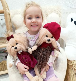 Obliekací psíkovia vyčarujú úsmev na tvári aj Vášmu dieťatku 🐶🐾 Jorkšírky YOYO majú dokonalé outfity a doplnky- mašličky...