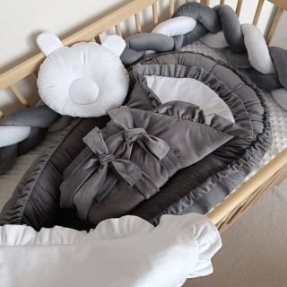 Sivo- biela vybavička Little Fantasy s volánmi, ktoré ručne riasíme. Dvojfarebná zavinovačka s 2 mašlami, maxi hniezdo pre...